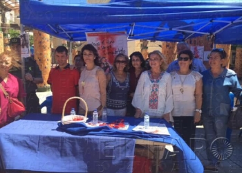 Isabel Quesada, presidenta de la Hermandad de Donantes (centro), junto a varios miebros del centro de Transfusión.