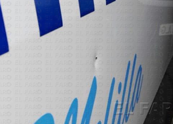 Impacto del perdigón en la chapa del lateral izquierdo de la ambulancia