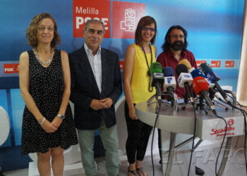 José Martínez Olmos, candidato del PSOE al Senado por Granada, junto a los dirigentes socialistas locales.