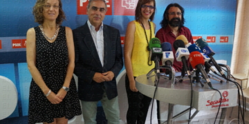 José Martínez Olmos, candidato del PSOE al Senado por Granada, junto a los dirigentes socialistas locales.