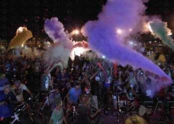 Antes de iniciar la pedalada nocturna los ciclistas se congregaron en la plaza multifuncional, donde esparcieron polvos de colores.