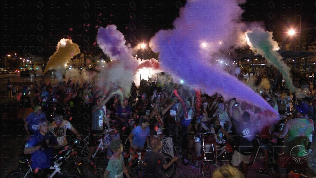 Antes de iniciar la pedalada nocturna los ciclistas se congregaron en la plaza multifuncional, donde esparcieron polvos de colores.