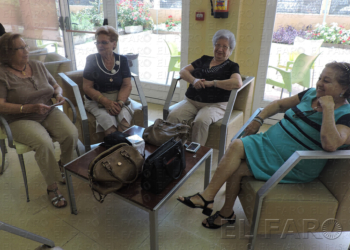Ana, Ángeles, Isabel y Pilar (de izquierda a derecha), ayer en el Centro de Mayores.