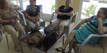 Ana, Ángeles, Isabel y Pilar (de izquierda a derecha), ayer en el Centro de Mayores.