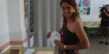 La secretaria general de Podemos, Gema Aguilar, depositando su voto en el sobre.