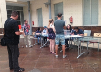 Los primeros votantes acuden a las urnas tras la apertura de los 22 colegios electorales