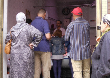 Varios clientes esperan su turno en una carnicería, ubicada en el barrio del Rastro.