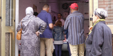 Varios clientes esperan su turno en una carnicería, ubicada en el barrio del Rastro.
