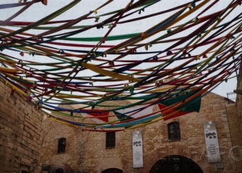 Lazos de colores hacen que Melilla La Vieja luzca como una ciudad del medievo.
