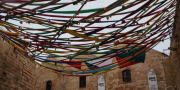 Lazos de colores hacen que Melilla La Vieja luzca como una ciudad del medievo.