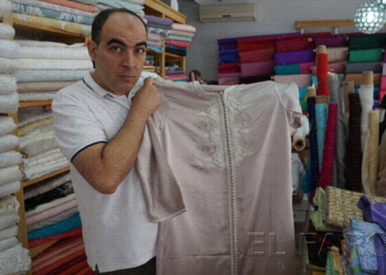 Mimon Zaryouh muestra un modelo de caftán.