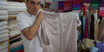Mimon Zaryouh muestra un modelo de caftán.