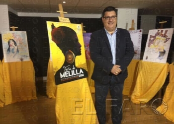 El viceconsejero de Festejos, Francisco Díaz, posando junto al cartel que representará las fiestas de la ciudad.