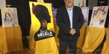 El viceconsejero de Festejos, Francisco Díaz, posando junto al cartel que representará las fiestas de la ciudad.