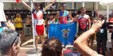 Luismi Ruiz se impone su ley en el triatlón