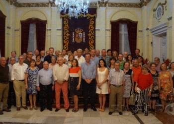 Foto de familia de los representantes de las casas regionales de Melilla, junto a las autoridades en el salón dorado del Palacio de la Asamblea.