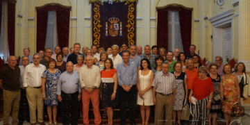 Foto de familia de los representantes de las casas regionales de Melilla, junto a las autoridades en el salón dorado del Palacio de la Asamblea.