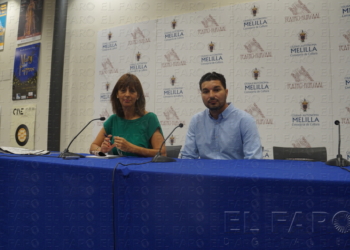La consejera de Cultura, Fadela Mohatar, y José Heredia, durante la rueda de prensa.