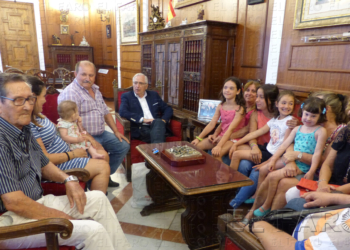 Imbroda recibe a la Asociación de la Virgen del Carmen que estará de fiesta la próxima semana