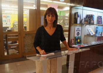 La consejera de Cultura, Fadela Mohatar, durante la rueda de prensa, en la Biblioteca Municipal.