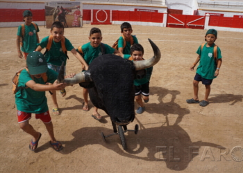 Los niños tuvieron la oportunidad de sentirse como un torero con un carretón de entrenamiento.