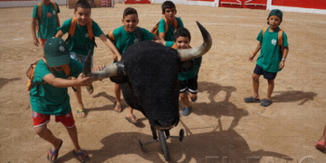 Los niños tuvieron la oportunidad de sentirse como un torero con un carretón de entrenamiento.