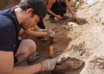Uno de los estudiantes, durante la excavación.