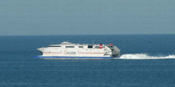 El barco rápido dirigéndose a la costa de Málaga.