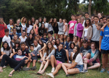 Foto de familia de los jóvenes que participaron en el campamento, junto a la viceconsejera de Juventud, Isabel Moreno, en las instalaciones del Fuerte de Rostrogordo.
