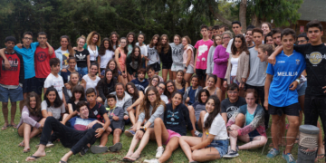 Foto de familia de los jóvenes que participaron en el campamento, junto a la viceconsejera de Juventud, Isabel Moreno, en las instalaciones del Fuerte de Rostrogordo.