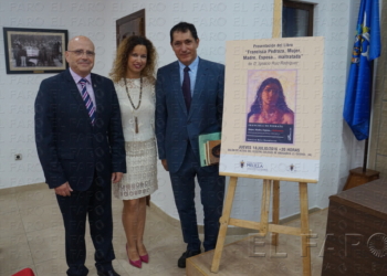 El decano del Colegio de Abogados y la viceconsejera de la Mujer, junto al autor de la obra, Ignacio Ruiz.