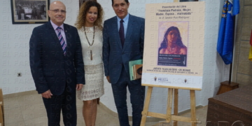 El decano del Colegio de Abogados y la viceconsejera de la Mujer, junto al autor de la obra, Ignacio Ruiz.