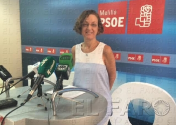 La portavoz del PSOE, Gloria Rojas, en la sede de su partido, durante la rueda de prensa.