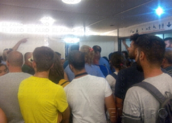 Momento de tensión durante la recogida del equipaje de mano en el barco rápido que procedía de Málaga.