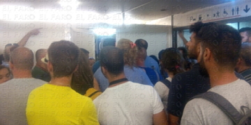 Momento de tensión durante la recogida del equipaje de mano en el barco rápido que procedía de Málaga.