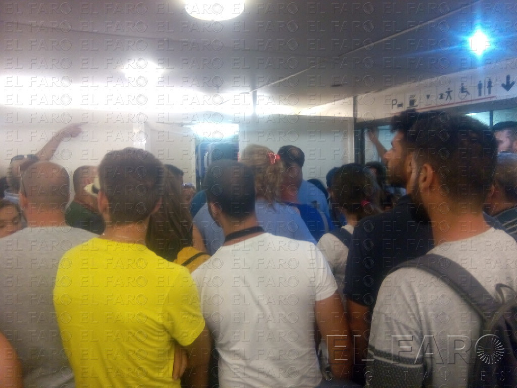 Momento de tensión durante la recogida del equipaje de mano en el barco rápido que procedía de Málaga.