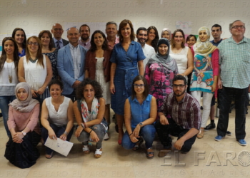 La consejera de Presidencia, Paz Velázquez, posa junto a los organizadores y participantes de la Lanzadera de Empleo.