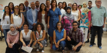 La consejera de Presidencia, Paz Velázquez, posa junto a los organizadores y participantes de la Lanzadera de Empleo.