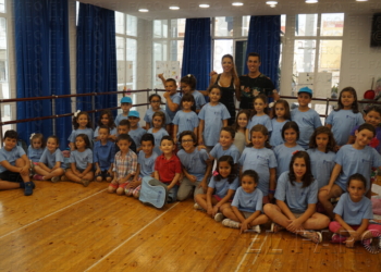 Los participantes del taller de verano posan en una foto de familia junto a sus profesores.