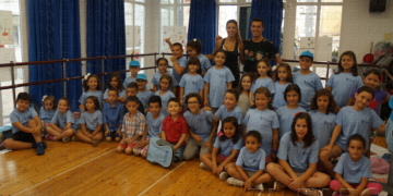 Los participantes del taller de verano posan en una foto de familia junto a sus profesores.
