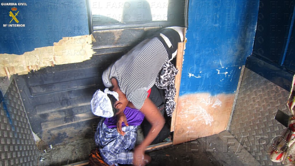 Descubren a cinco subsaharianas en un doble fondo de una furgoneta