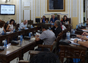 Conesa subraya que el plan financiero no afectará a la partida para becas de la ESO