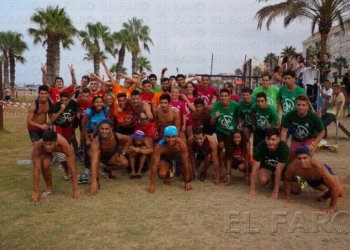Foto de familia de algunos de los participantes de los diez grupos que, ayer, corrieron la ‘brutal race’ en la playa de Los Cárabos.