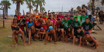 Foto de familia de algunos de los participantes de los diez grupos que, ayer, corrieron la ‘brutal race’ en la playa de Los Cárabos.