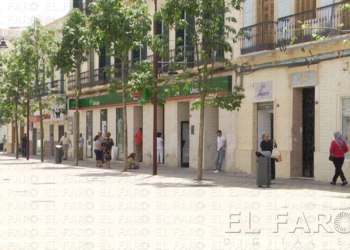 Los transeúntes buscaban la sombra, mientras caminaban ayer por el centro de la ciudad.