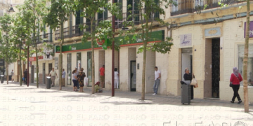 Los transeúntes buscaban la sombra, mientras caminaban ayer por el centro de la ciudad.