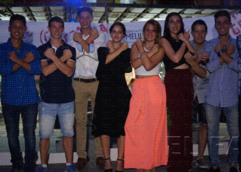 El grupo ganador ‘X de Mixta’ haciendo su pose característica sobre el escenario que se habilitó para la gala de clausura.