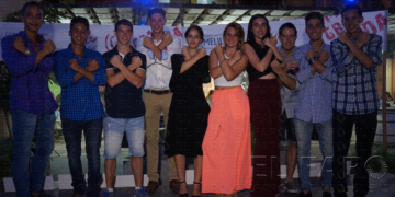 El grupo ganador ‘X de Mixta’ haciendo su pose característica sobre el escenario que se habilitó para la gala de clausura.
