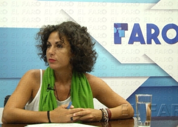 Beatriz Castillo Cepero, durante la entrevista, en el plató de Faro TV.
