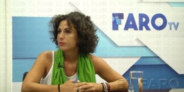 Beatriz Castillo Cepero, durante la entrevista, en el plató de Faro TV.